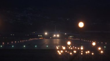 Sochi, Rusya - 02.02.2020 Büyük taşıma uçağı AN 124 110 Ruslan havaalanından havalanıyor. Gece vakti. Havaalanı. 