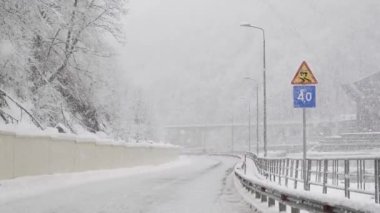 Karla kaplı yol. Kar yağıyor. Kış. Dönemeç. Bu bir sır değil. Kimse yok.