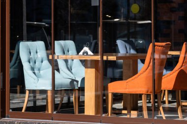 Restoran vitrininde eski sandalyeler. Açık teras.. 