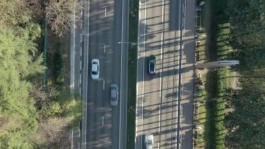 Hava videosu. Yol yukarıdan görünüyor. Arabaların yoğun hareketi. 