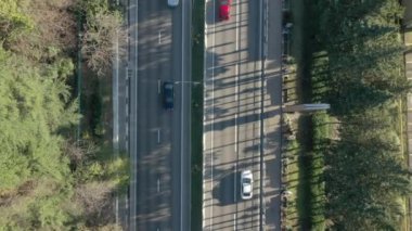 Hava videosu. Yol yukarıdan görünüyor. Arabaların yoğun hareketi. 