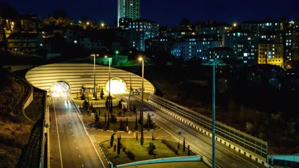 タイムラプスビデオ トンネル内の車の集中的な交通 夜の道路照明 四車線 — ストック動画
