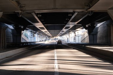 Köprünün altındaki yol. Şehir mimarisi. Tünel. 