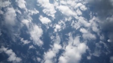 Gökyüzü bulutları temizler, bulutlar parlar, arka plan bulutlar, doğa mavisi, güneş hızı 4K 'dır. 