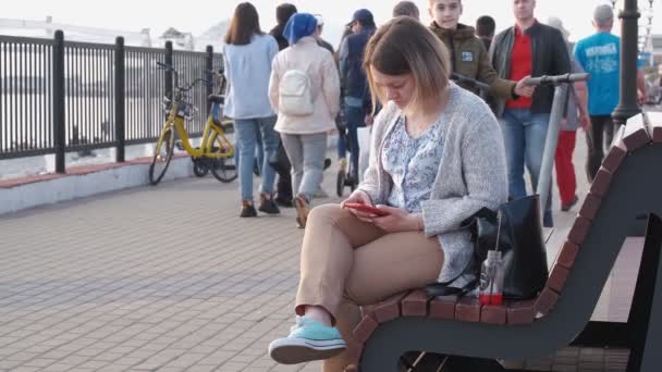 Soçi Rusya 2020 Elinde Telefon Olan Bir Kız Bankta Oturuyor — Stok video