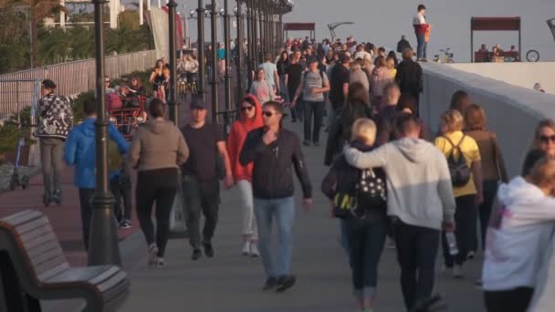 러시아 Sochi Russia 2020 Promenade Area 사람들은 저녁에 걷습니다 리조트에서 — 비디오