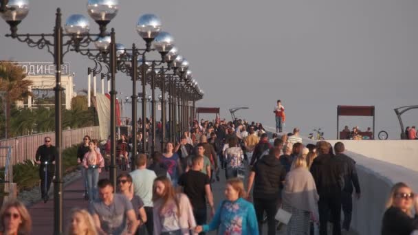 Sochi Russia 2020 Promenade Area 许多人在晚上沿路走着 晚上好在度假胜地度假 — 图库视频影像