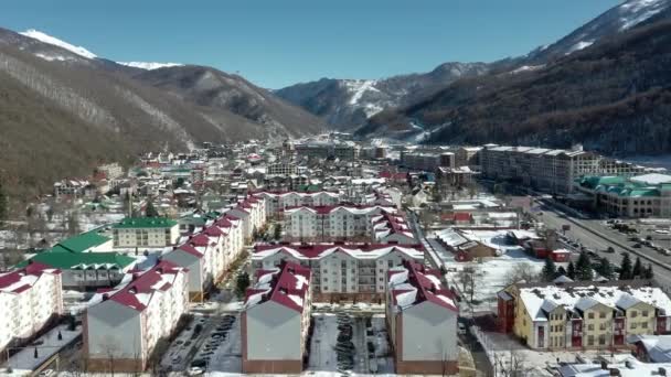 Flygvideo Krasnaja Polyana Resort Sotji Bostadsområde Snötäckta Berg Inga Människor — Stockvideo