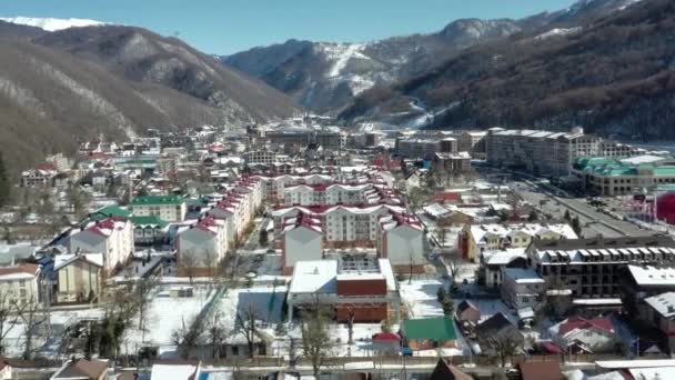 Luftaufnahmen Krasnaja Poljana Sotschi Wohngebiet Schneebedeckte Berge Kein Volk Blick — Stockvideo