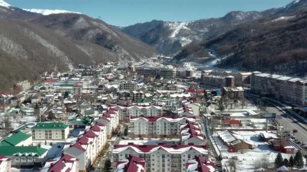 空中ビデオ クラスナヤ ポリアナ リゾート 住宅地 雪に覆われた山々 人はいない 上からの眺め — ストック動画
