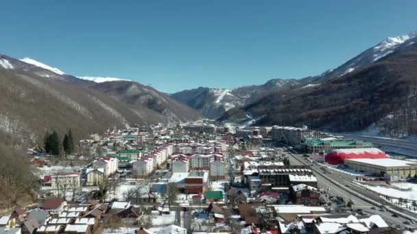 Vídeo Aéreo Krasnaya Polyana Resort Sochi Zona Residencial Montañas Cubiertas — Vídeo de stock
