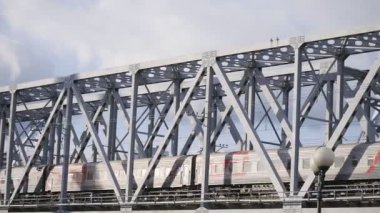 Sochi, Rusya - 10.02.2020 Demiryolu Köprüsü. Tren demiryolu ile gider.. 