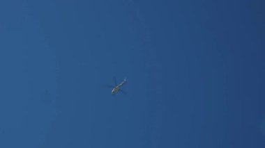 Mavi gökyüzünde bir helikopter. Yükseklik. Hava. 