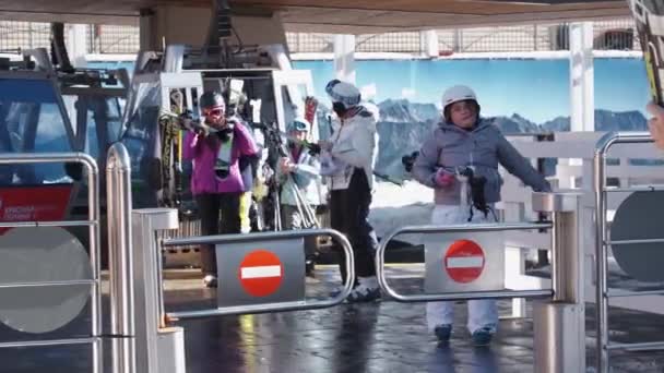 Sotchi Russie 2020 Les Skieurs Les Snowboardeurs Quittent Cabine Téléphérique — Video