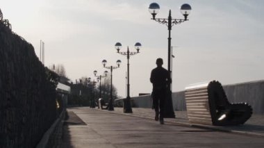 Sochi, Rusya - 10.02.2020 Sporcu set boyunca koşar. Spor yapıyorum. Sağlıklı bir yaşam tarzı. Koşmak. Açık hava. Sokakta. Yavaş çekim. 