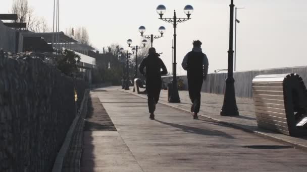 俄罗斯索契 2020年2月10日 运动员沿着河堤跑步 做运动 健康的生活方式跑 在街上 慢动作 — 图库视频影像