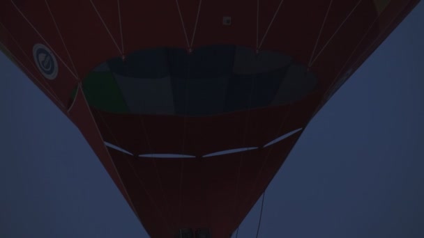 Balónek Pal Vzduch Plní Teplem Lezu Nahoru — Stock video