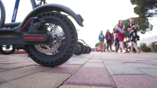 Scooterhjulet Närbild Elektrisk Skoter Går Gatan Fotgängare Utsikten Underifrån Långsamma — Stockvideo