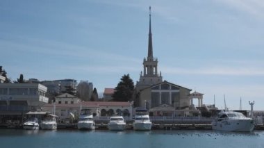 Sochi, Rusya - 11.06.2019 Soçi Limanı. Rıhtımda yatlar ve gemiler. Karadeniz. Deniz istasyonunun tarihi binası. Güneşli bir gün.. 