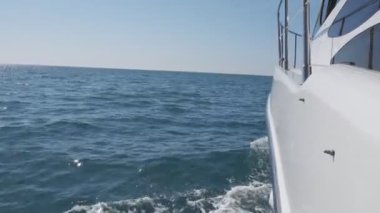 Yatın kenarından deniz manzarası var. Deniz yürüyüşü. Dalgalar. Gemi. Tekneyle yüzmek.. 