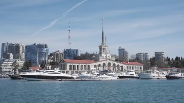 ロシア 2019ソチの海港 ドックでヨットや船 海の駅の歴史的な建物 天気の良い日だ — ストック動画