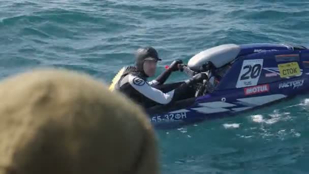 ロシア 2019ジェットボートでアスリート 波の上を移動する クワッドバイク サーフィンだ ウォータースポーツ — ストック動画