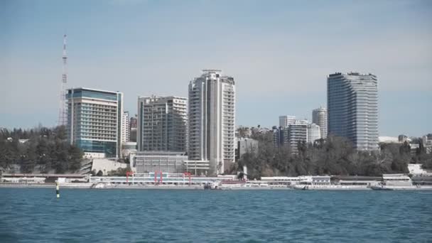 Sochi, Ryssland - 10.09.2019 Staden är en semesterort i Sotji. Panorama från havet. Utsikt över staden. Det är en klar solig dag. — Stockvideo