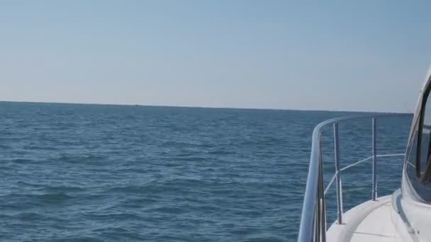 Pohled Moře Strany Jachty Procházku Moři Vlny Loď Plavání Lodí — Stock video