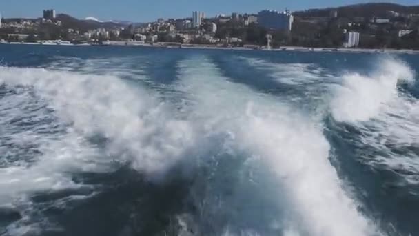 Saluda en barco. Un chorrito de agua. Movimiento rápido del barco . — Vídeo de stock