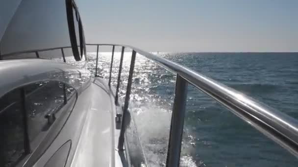 从游艇的侧面俯瞰大海 一个海路 坐船去游泳 — 图库视频影像