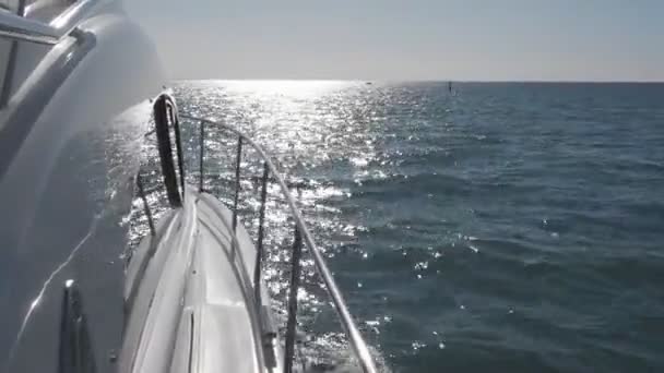 배의 측면에서 바다를 바라본다. 바다 산책. 웨이브. 배 !. 배를 타고 수영함. — 비디오