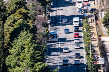 Sochi, Rusya - 01.05.2019 araç yolda. Şehrin merkez caddesi. Yukarıdan bak. Trafik akışı. Trafik vardı. Çift yönlü trafik.