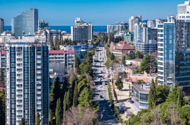 Sochi, Rusya - 01.05.2019 Uzun Evler. Central Caddesi. Resort Bulvarı. Deniz manzarası. Şehir merkezinde. Güneşli bir gün. Soçi. Şehir merkezinde. Burada kal. Rusya 'nın güneyi.