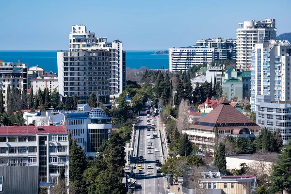 Sochi, Rusya - 01.05.2019 Uzun Evler. Central Caddesi. Resort Bulvarı. Deniz manzarası. Şehir merkezinde. Güneşli bir gün. Soçi. Şehir merkezinde. Burada kal. Rusya 'nın güneyi.