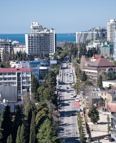 Sochi, Rusya - 01.05.2019 Uzun Evler. Central Caddesi. Resort Bulvarı. Deniz manzarası. Şehir merkezinde. Güneşli bir gün. Soçi. Şehir merkezinde. Burada kal. Rusya 'nın güneyi.