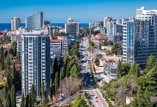 Sochi, Rusya - 01.05.2019 Uzun Evler. Central Caddesi. Resort Bulvarı. Deniz manzarası. Şehir merkezinde. Güneşli bir gün. Soçi. Şehir merkezinde. Burada kal. Rusya 'nın güneyi.