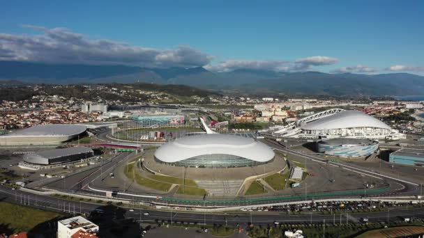 Sochi, Rusya - 01.03.2020 Sochi Olimpiyat Parkı. Hava videosu. Yukarıdan bak. Spor tesisleri. Olimpiyat ateşinin kasesi. Açık güneşli gökyüzü — Stok video
