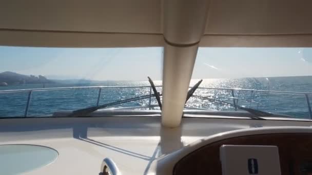 从船长舱俯瞰大海.船掌舵。在水面上休息。坐船. — 图库视频影像
