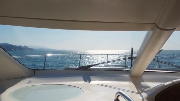 Vista del mar desde la cabaña de los capitanes. El timón de las naves. Descansa en el agua. Un paseo en barco . — Vídeos de Stock