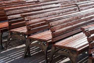 Tahta bir bank. Kalacak bir yer. Şehir altyapısı. Ritim.. 