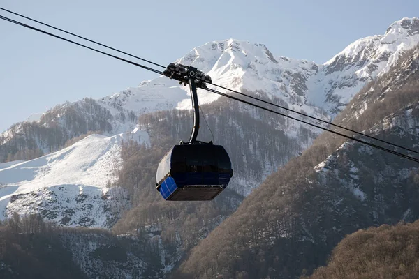 Kolejka Linowa Tle Ośnieżonych Gór Zimą Aktywny Wypoczynek Górach Gondola — Zdjęcie stockowe