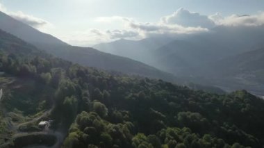 Destansı Hava Uçuşu Puslu Orman Günbatımı Renkli Sonbahar Ağaçları. Günbatımı Renkleri Efsanevi Zafer İlham Yürüyüşü ve Turizm Konsepti