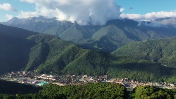 空中展望 山のパノラマビュー 上からの眺め レッド ポリアナ 山の上に雲 人はいない 緑の木 — ストック動画