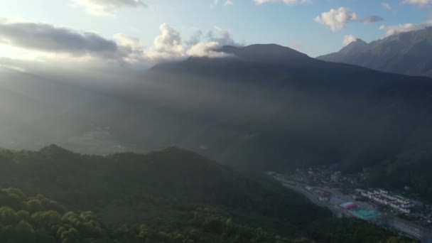 Epische Luchtvlucht Mist Forrest Zonsondergang Kleurrijke Herfstbomen Zonsondergang Kleuren Epische — Stockvideo