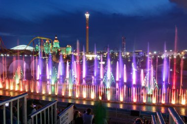 Sochi, Rusya - 05.06.2019 Fountain Show. Işık gösterisi. Su sıçratıyorum. Sochi Parkı. Gün batımı. Eğlence parkı. Lazer gösterisi. 