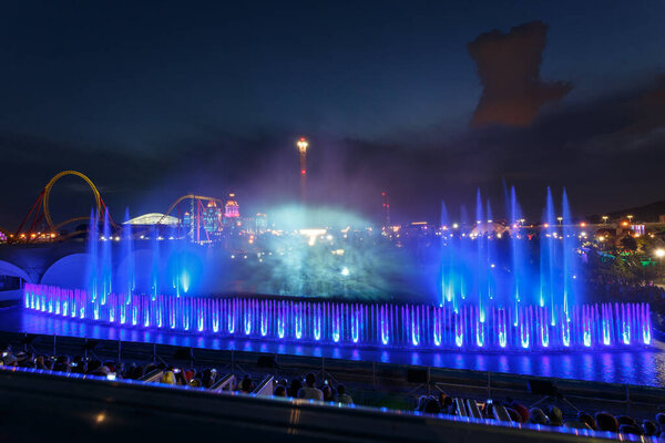 Сочи, Россия - 05.06.2019 Фонтанное шоу. Световое шоу. Брызги воды. Парк Сочи. Закат. Парк развлечений. Да. Лазерное шоу
. 
