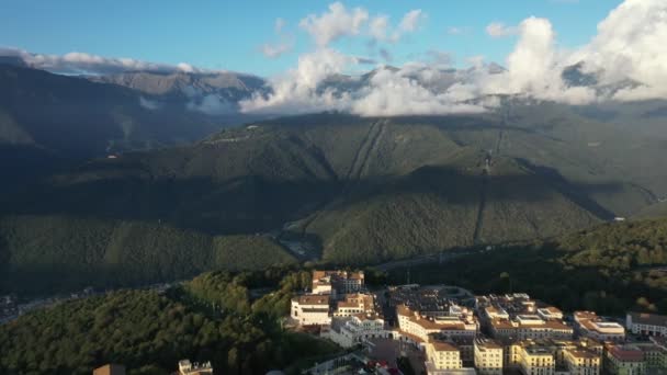 空中ビデオ 高い山だ 青空に雲 人はいない 前に進んで 山の上のホテル レッド ポリアナソチ — ストック動画