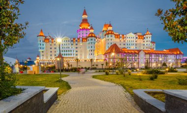 Sochi, Rusya - 05.06.2019 Otel Bogatyr. Sochi Parkı. Eğlence parkı. Binanın akşam aydınlanması. 