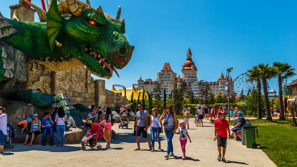 Sochi, Rusya - 06.06.2019 Çocuklu Ebeveynler Sochi Parkı 'nda dinleniyor. Aile tatili. Otel Bogatyr. 