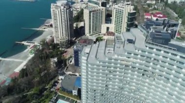 Soçi. Rusya - 03.03.2020 Panorama Soçi tatil beldesinin merkezinde. Hava videosu. Karadeniz. Yukarıdan bak. Otel ve tatil köyü. Deniz kenarındaki daireler. Güneşli bir gün.. 